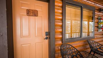 Huone, 1 suuri parisänky, tupakointi kielletty, vuoristonäköala | Terassi/patio