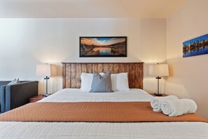 Desk, laptop workspace, free WiFi, bed sheets - Duck Creek Village Inn (Duck Creek Village)
