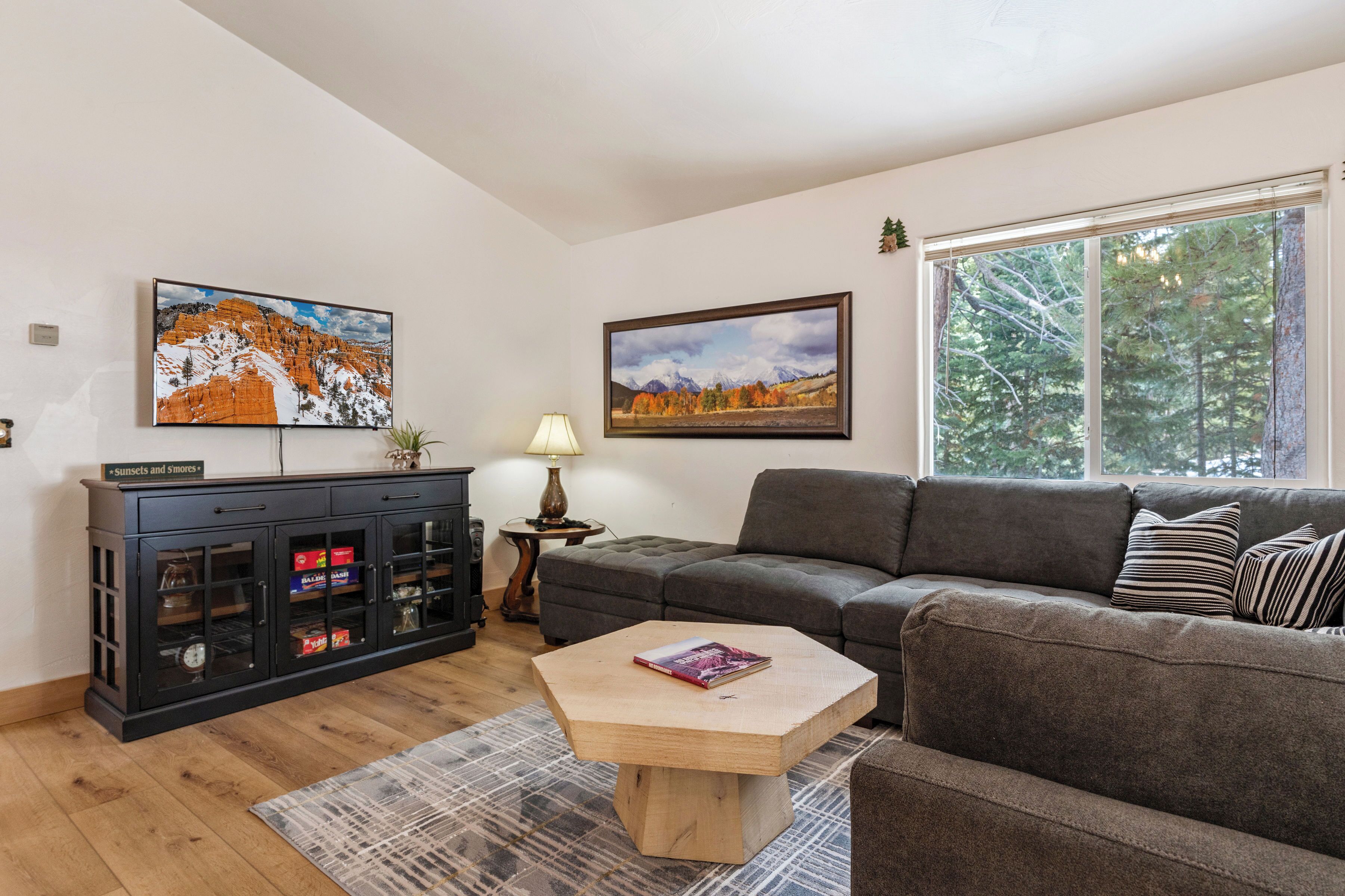 Bear Cabin | Living area