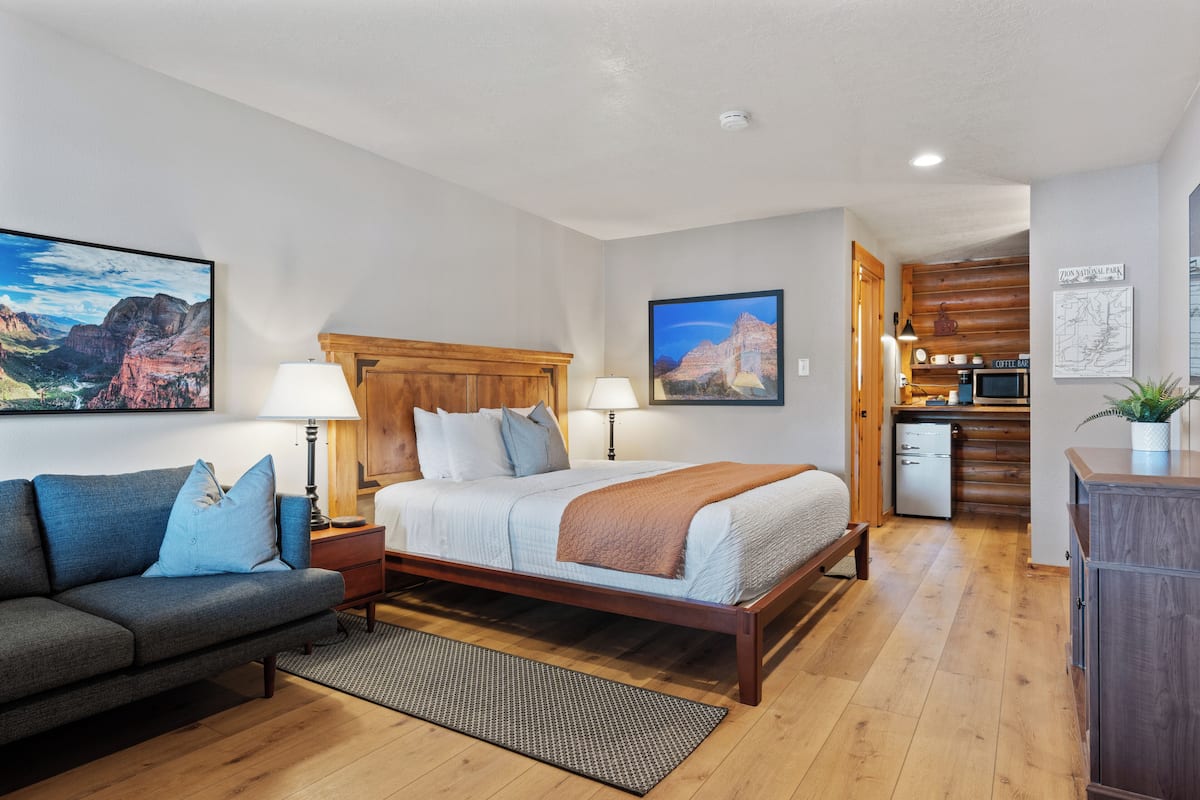 Zion Canyon Suite Room 3 | Desk, laptop workspace, free WiFi, bed sheets