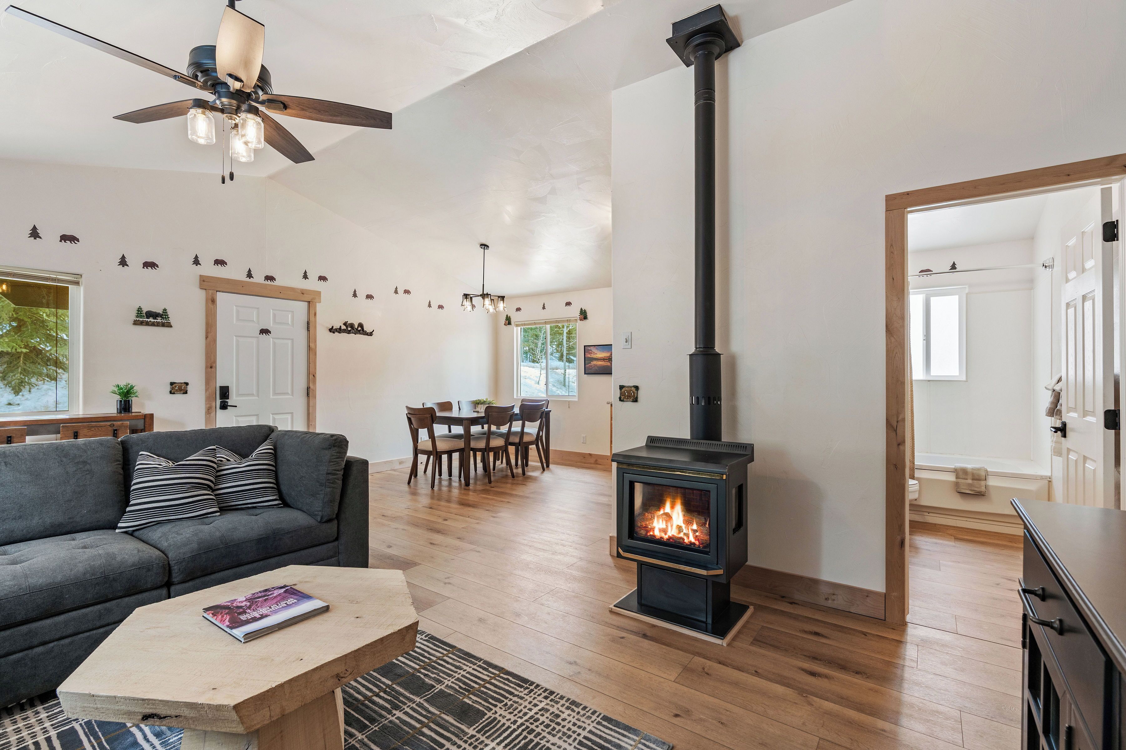 Bear Cabin | Living area