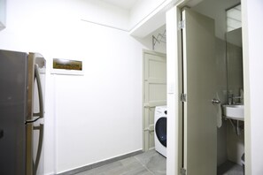 Apartment, 2 Bedrooms, Non Smoking | Private kitchen | Full-size fridge, oven, stovetop, coffee/tea maker