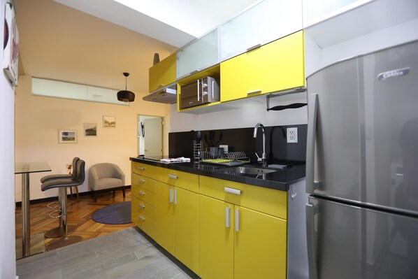 Apartment, 2 Bedrooms, Non Smoking | Private kitchen | Full-size fridge, oven, stovetop, coffee/tea maker