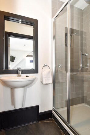 淋浴设施、免费洗浴用品、吹风机、毛巾