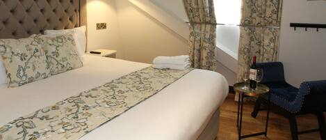 Deluxe King Room | Iron/ironing board, free WiFi, bed sheets
