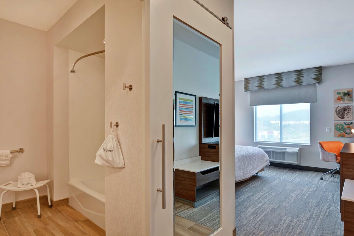 In-room safe, desk, iron/ironing board, free WiFi