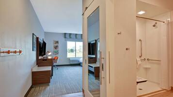 Habitación, 1 cama King size, con acceso para personas discapacitadas (Roll-In Shower) | Caja de seguridad en la habitación y escritorio