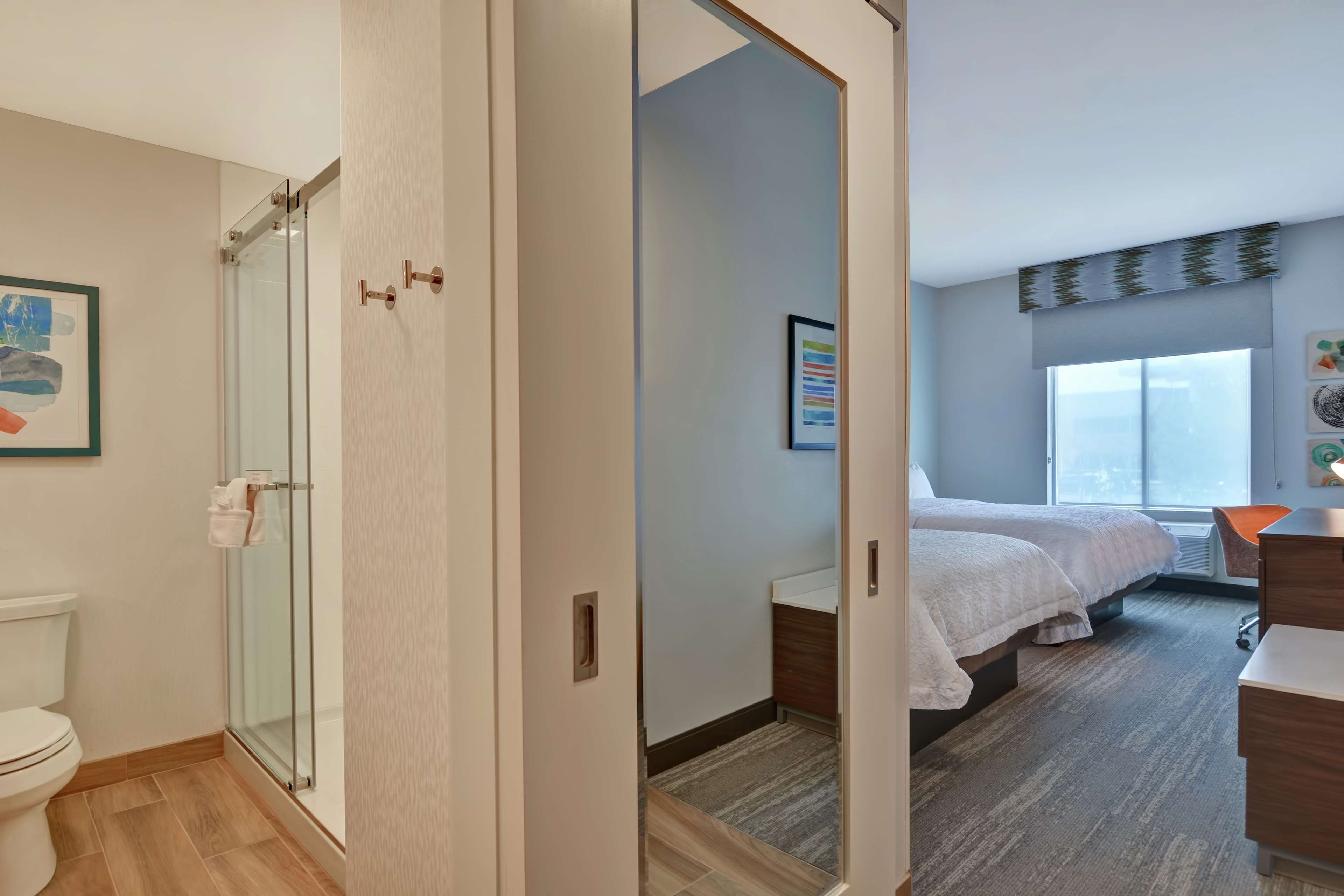 Habitación, 2 camas Queen size, refrigerador | Caja de seguridad en la habitación y escritorio 