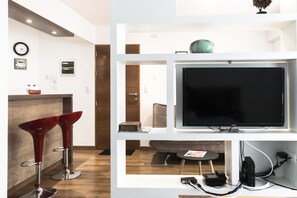 Căn hộ, 1 giường cỡ queen và sofa giường, không hút thuốc | Khu phòng khách | Smart TV 