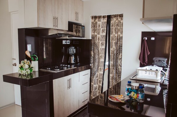 Appartement, 1 grand lit, non-fumeurs | Cuisine privée | Grand réfrigérateur, micro-ondes, four, plaque de cuisson