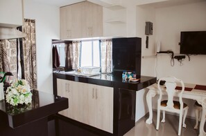 Appartement, 1 grand lit, non-fumeurs | Cuisine privée | Grand réfrigérateur, micro-ondes, four, plaque de cuisson