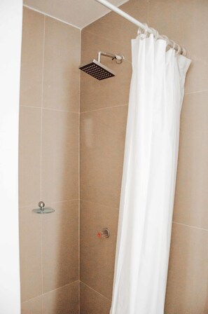 Appartement, 1 grand lit, non-fumeurs | Douche de la salle de bain