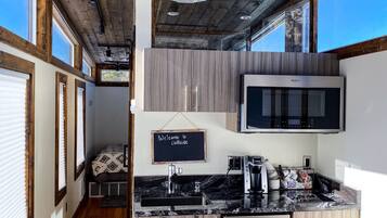 Een magnetron, een koffiezetapparaat/waterkoker