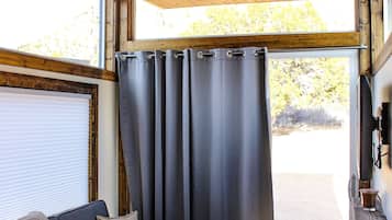 Een televisie en een open haard