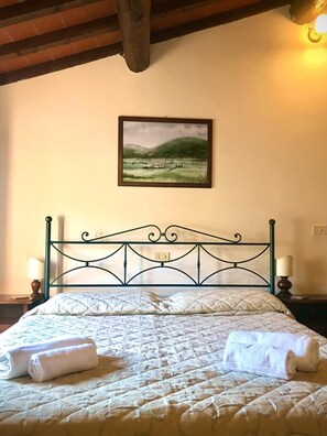 2 bedrooms, iron/ironing board, travel cot, free WiFi - 2-BR 1 bath abode in the Chianti hills! (Mura, Montaione)