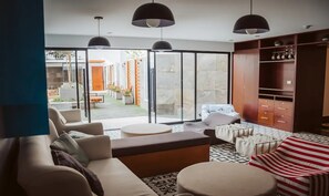 Coin salon dans le hall