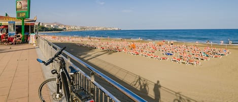 Ubicación cercana a la playa y toallas de playa
