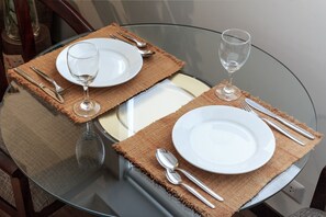 Apartment, 1 Schlafzimmer | Essbereich im Zimmer