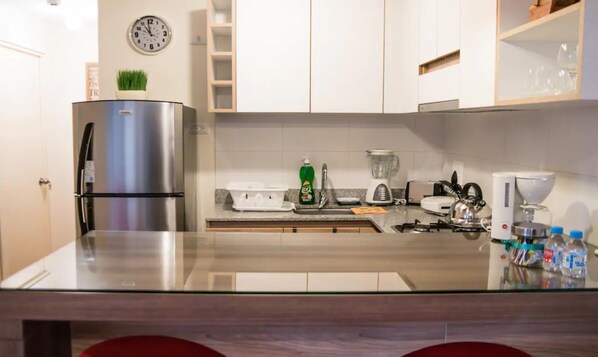 Apartment, 2 Bedrooms, Non Smoking | Private kitchen | Full-size fridge, microwave, oven, stovetop