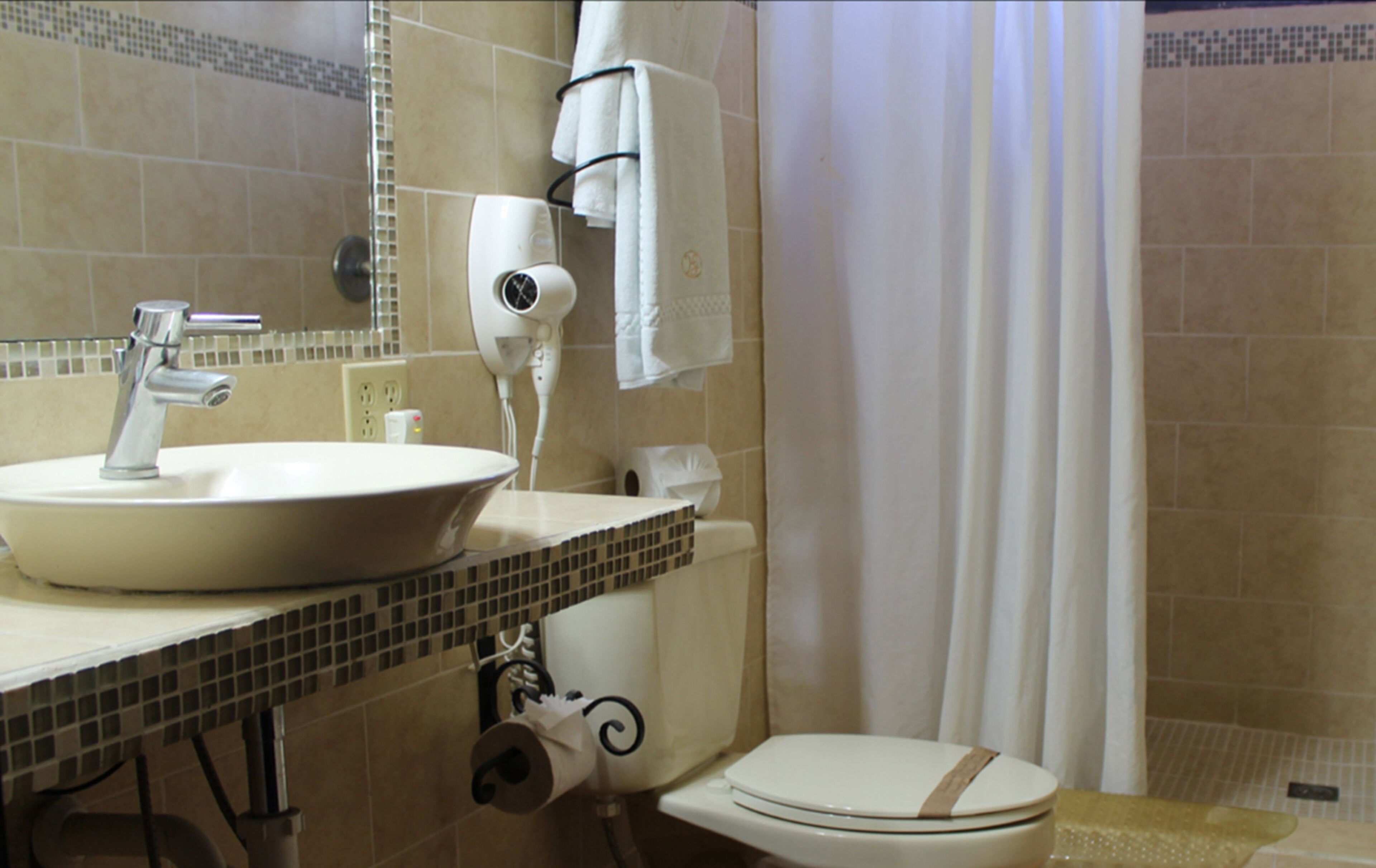 shower, rainfall showerhead, free toiletries, towels