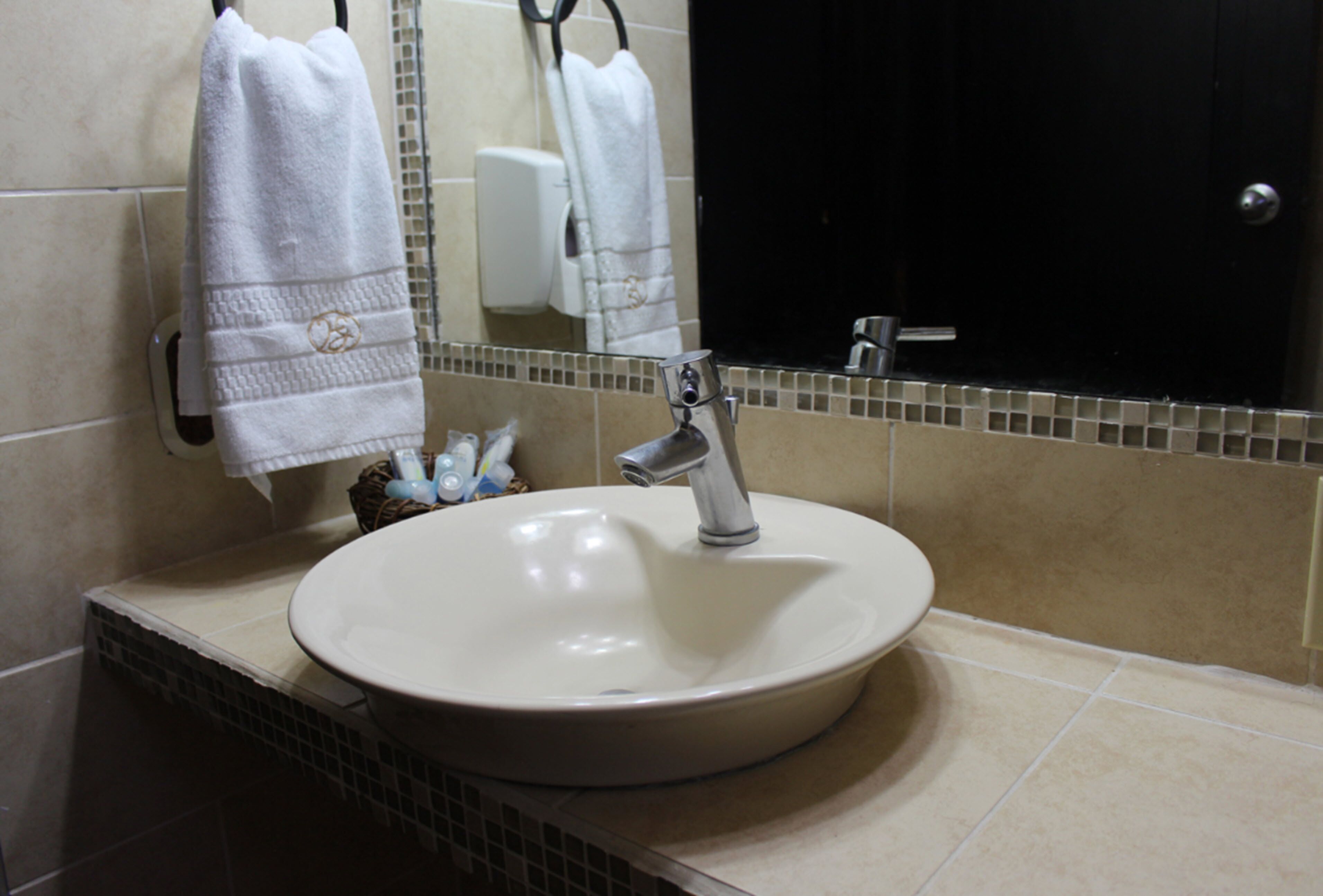 shower, rainfall showerhead, free toiletries, towels