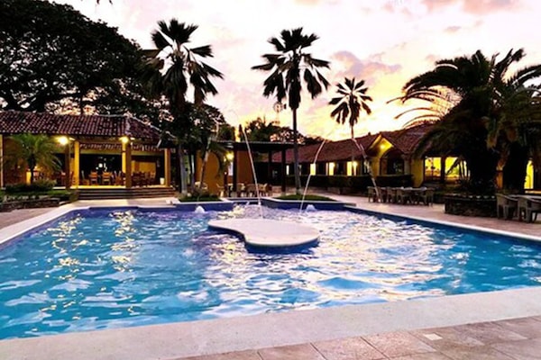 Kolam renang outdoor