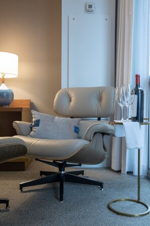 Zimmersafe, Schreibtisch, laptopgeeigneter Arbeitsplatz