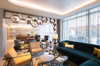 Sitting area in hotel lobby at Le Meridien Essex Chicago