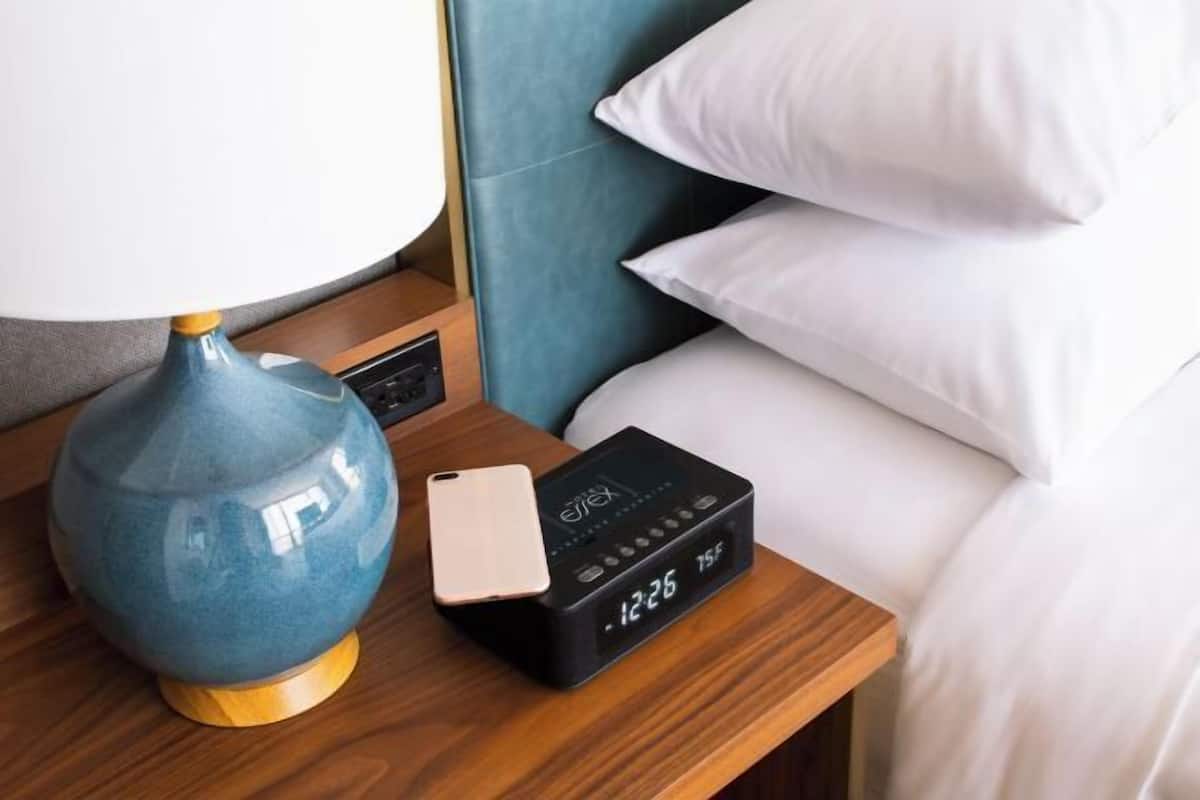 Värdeförvaringsskåp på rummet, skrivbord och arbetsyta för laptop