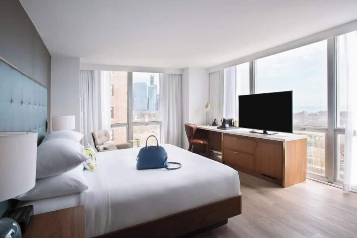 Värdeförvaringsskåp på rummet, skrivbord och arbetsyta för laptop