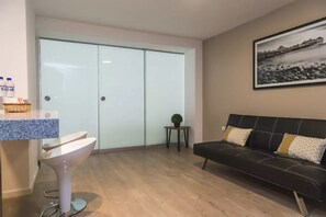 Căn hộ, 1 phòng ngủ | Khu phòng khách | Smart TV 