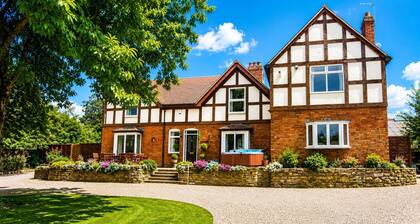 Arden Hill Farm House - Sleeps up to 16 - Snooker Table - HOT TUB