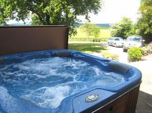 Outdoor spa tub - Arden Hill Farm House - Sleeps up to 16 - Snooker Table - HOT TUB (Stratford-upon-Avon)