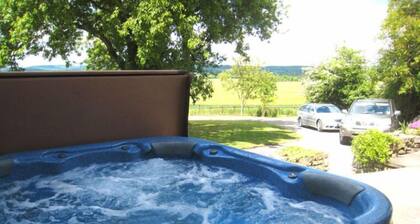Arden Hill Farm House - Sleeps up to 16 - Snooker Table - HOT TUB