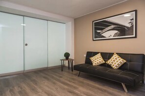 Appartement, 1 chambre | Coin séjour | TV connectée