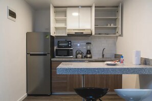 Appartement, 1 chambre | Cuisine privée | Grand réfrigérateur, micro-ondes, four, plaque de cuisson