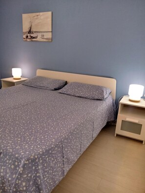 2 chambres, fer et planche à repasser, lit de bébé portatif