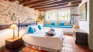 10 bedrooms, in-room safe, desk, iron/ironing board