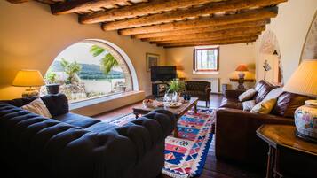 Smart-tv, een dvd-speler, een tafeltennistafel en boeken