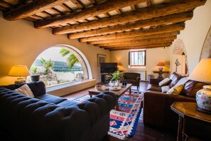 TV connectée, lecteur de DVD, table de tennis de table, livres