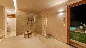 A modern bathroom with a shower, a ladder, and a glass door leading to a balcony. - Attaláya with swimming pool and garden (San Corrado di Fuori)