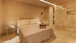 A modern bedroom with a large bed, bedside table, and a nightstand. - Attaláya with swimming pool and garden (San Corrado di Fuori)