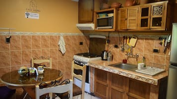 Lemari es, microwave, oven, dan kompor