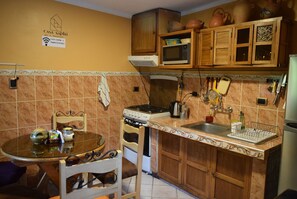 Fridge, microwave, oven, stovetop - Casa Saphi  (Cusco)