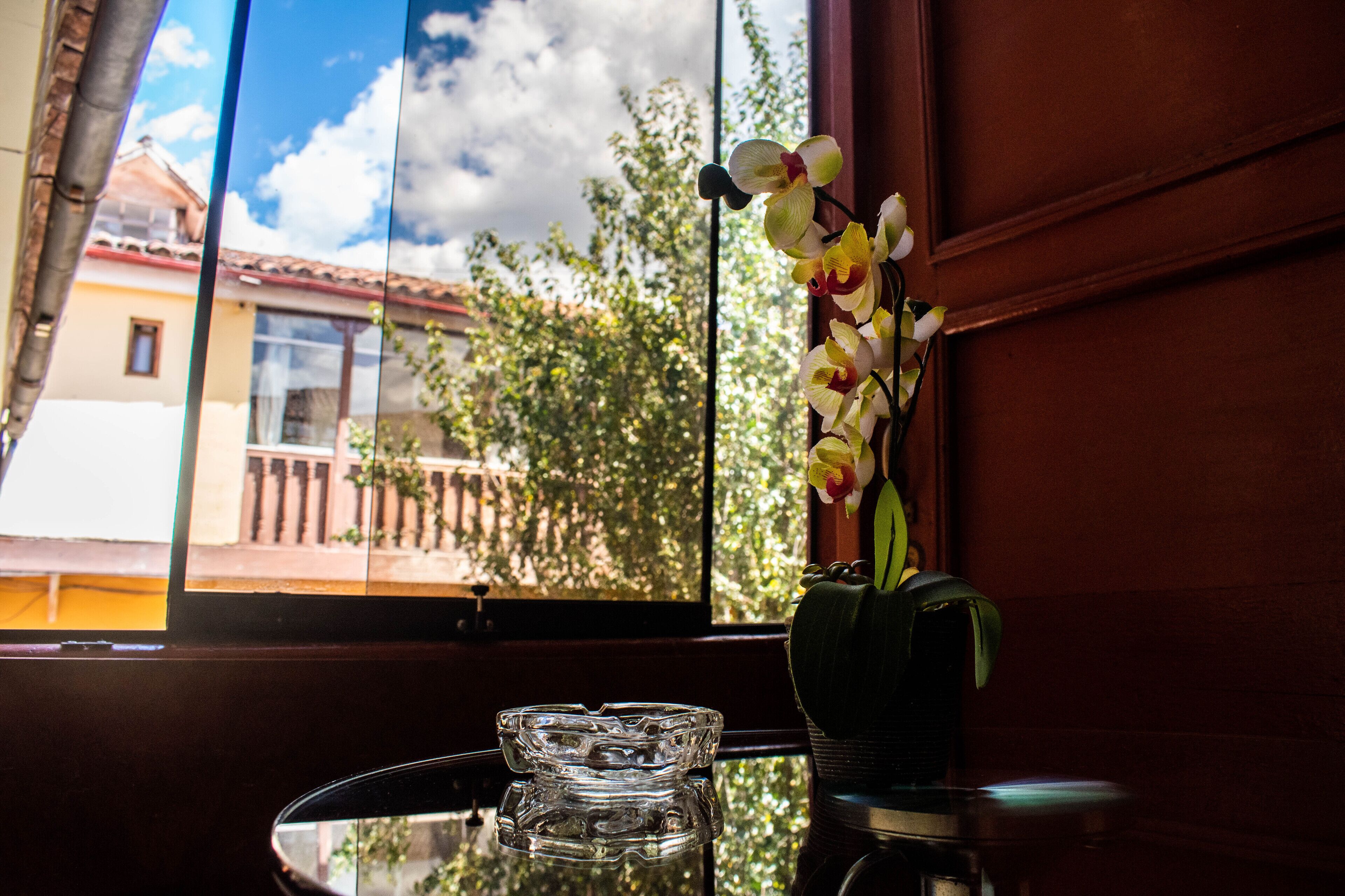 Televisi layar datar 32-inci dengan saluran TV kabel, TV, dan Netflix