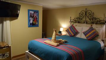 HABITACION MATRIMONIAL | Minibar, individually decorated, individually furnished, desk