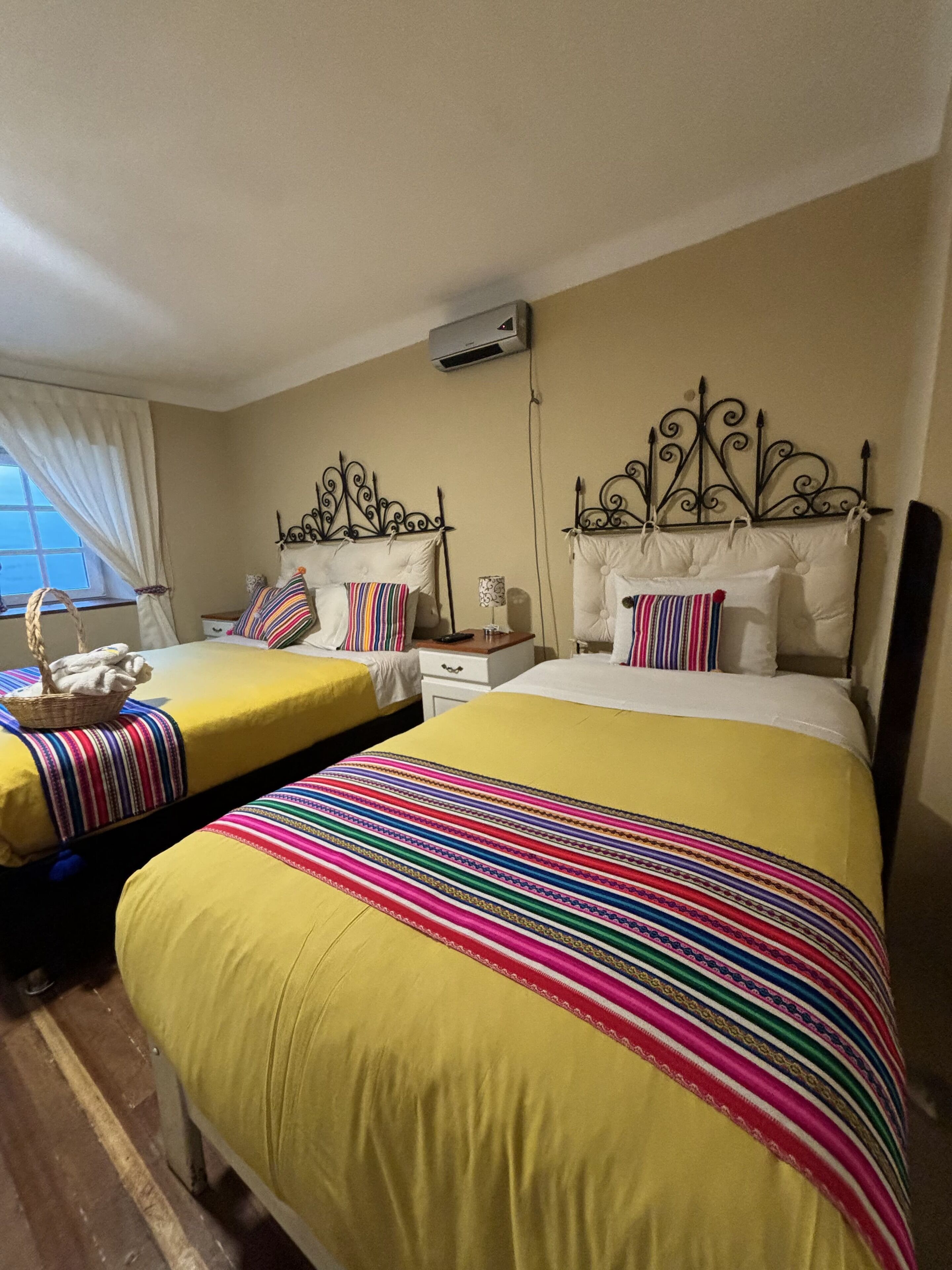 HABITACION STANDARD CON DOS CAMAS | Minibar, individually decorated, individually furnished, desk