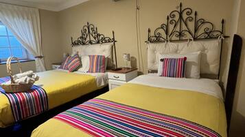 HABITACION STANDARD CON DOS CAMAS | Minibar, individually decorated, individually furnished, desk
