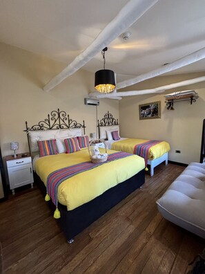 HABITACION DOBLE SUPERIOR CON JACUZZI | Minibar, individually decorated, individually furnished, desk - Casa Saphi (Cusco)