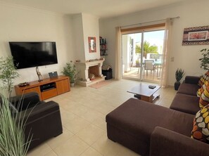 Smart TV, DVD player, livros